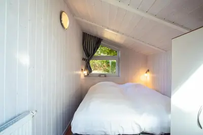 Ein Bett oder Betten in einem Zimmer der Unterkunft Strandblick - Dorf 1 Ferienhaus 07