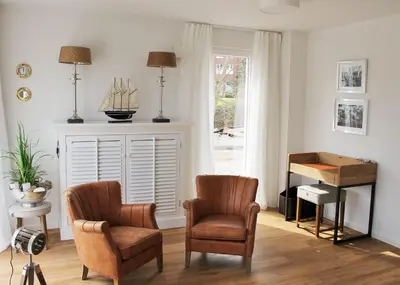 Ein Sitzbereich in der Unterkunft Ferienwohnung Alter Sandweg inklusive Strandkorb