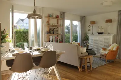 Ein Sitzbereich in der Unterkunft Ferienwohnung Alter Sandweg inklusive Strandkorb
