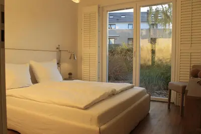 Ein Bett oder Betten in einem Zimmer der Unterkunft Ferienwohnung Alter Sandweg inklusive Strandkorb