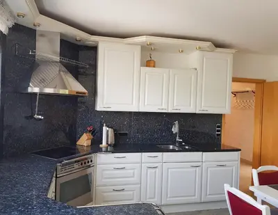 Küche/Küchenzeile in der Unterkunft Schöne 120-qm-Ferienwohnung - Sonnenterrasse - Stadtgrenze Lübeck