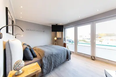 Ein Bett oder Betten in einem Zimmer der Unterkunft Ferienwohnung Ocean Drive 94 Scharbeutz - Appartement mit Meerblick