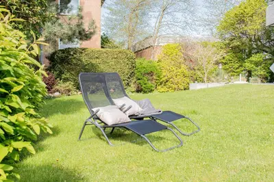 Ein Garten an der Unterkunft Ferienwohnung Wellenbrecher Niendorf