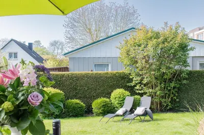 Ein Garten an der Unterkunft Ferienwohnung Wellenbrecher Niendorf