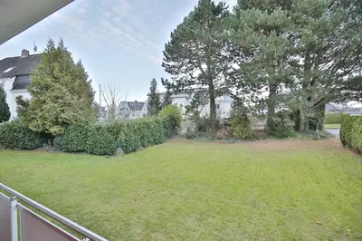 Ein Garten an der Unterkunft Ferienhaus Dornkampstraße 1 a Ferienhaus Dornkampstrasse 1a Appartement 2