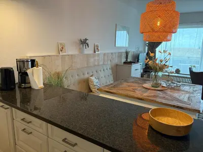 Küche/Küchenzeile in der Unterkunft Stuuv 8 - Ferienwohnung in Scharbeutz - Ostseeblick & Strandlage - 50 m
