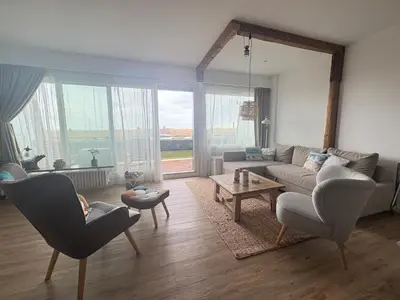 Ein Sitzbereich in der Unterkunft Stuuv 8 - Ferienwohnung in Scharbeutz - Ostseeblick & Strandlage - 50 m