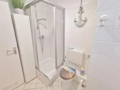 Ein Badezimmer in der Unterkunft Obj 25 Top FeWo Mönkemeier für 2 Personen + 1 Kleinkind bis 3 Jahre Hund