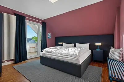 Ein Bett oder Betten in einem Zimmer der Unterkunft CLS Moderne Villa Bad Schwartau mit Garten für bis zu 6 Personen, 2 E-Ladesäulen, 3 Parkplätze, Loggia, Big GREEN EGG, Massagesessel, Kaffeevollautomat, großes Haus zwischen Lübeck und Ostsee, ideale A1 Anbindung nach Hamburg, Lübeck, Timmendorfer Strand