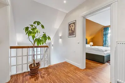 Ein Bett oder Betten in einem Zimmer der Unterkunft CLS Moderne Villa Bad Schwartau mit Garten für bis zu 6 Personen, 2 E-Ladesäulen, 3 Parkplätze, Loggia, Big GREEN EGG, Massagesessel, Kaffeevollautomat, großes Haus zwischen Lübeck und Ostsee, ideale A1 Anbindung nach Hamburg, Lübeck, Timmendorfer Strand