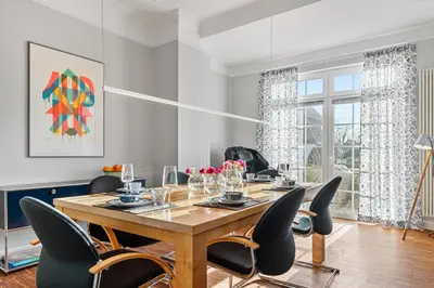 Ein Sitzbereich in der Unterkunft CLS Moderne Villa Bad Schwartau mit Garten für bis zu 6 Personen, 2 E-Ladesäulen, 3 Parkplätze, Loggia, Big GREEN EGG, Massagesessel, Kaffeevollautomat, großes Haus zwischen Lübeck und Ostsee, ideale A1 Anbindung nach Hamburg, Lübeck, Timmendorfer Strand