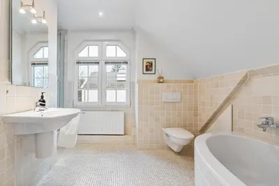 Ein Badezimmer in der Unterkunft CLS Moderne Villa Bad Schwartau mit Garten für bis zu 6 Personen, 2 E-Ladesäulen, 3 Parkplätze, Loggia, Big GREEN EGG, Massagesessel, Kaffeevollautomat, großes Haus zwischen Lübeck und Ostsee, ideale A1 Anbindung nach Hamburg, Lübeck, Timmendorfer Strand