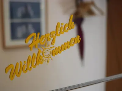 Ein Zertifikat, Auszeichnung, Logo oder anderes Dokument, das in der Unterkunft Stylish Ground-Floor Stay ausgestellt ist