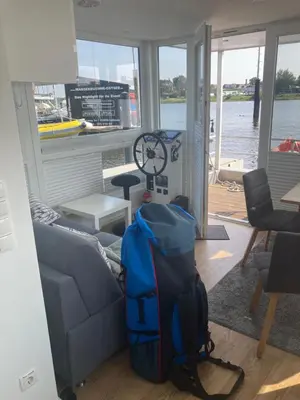 Ein Sitzbereich in der Unterkunft HausboootHL