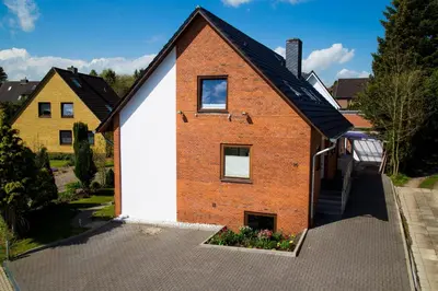 Das Gebäude in dem sich das Ferienhaus befindet