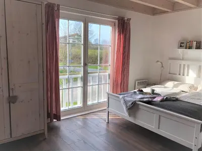 Ein Bett oder Betten in einem Zimmer der Unterkunft Traumhaus meerZeit in Sierksdorf, super Meerblick, Sauna, Kaminofen, Whirlwanne