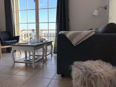 Ein Sitzbereich in der Unterkunft Traumhaus meerZeit in Sierksdorf, super Meerblick, Sauna, Kaminofen, Whirlwanne
