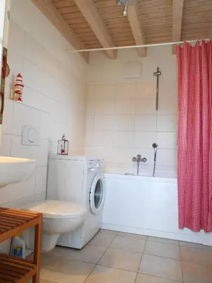 Ein Badezimmer in der Unterkunft Traumhaus meerZeit in Sierksdorf, super Meerblick, Sauna, Kaminofen, Whirlwanne