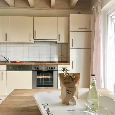 Küche/Küchenzeile in der Unterkunft Traumhaus meerZeit in Sierksdorf, super Meerblick, Sauna, Kaminofen, Whirlwanne