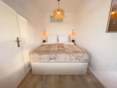 Ein Bett oder Betten in einem Zimmer der Unterkunft FeWo mit Panoramablick am Hansapark