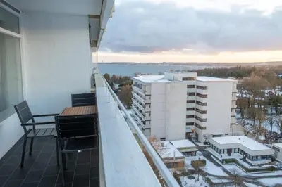Ein Balkon oder eine Terrasse in der Unterkunft FeWo mit Panoramablick am Hansapark