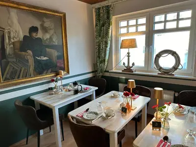 Ein Restaurant oder anderes Speiselokal in der Unterkunft Villa Pension Strandhaus - adults only