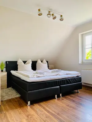 Ein Bett oder Betten in einem Zimmer der Unterkunft FeWo PANORAMADECK Familien-strandnah-Garten-Hunde-Sport-und Schwimmbadnah-HansaPark