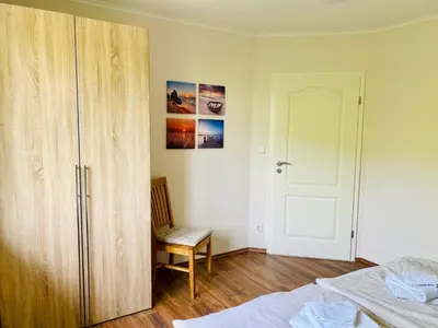 Ein Bett oder Betten in einem Zimmer der Unterkunft FeWo PANORAMADECK Familien-strandnah-Garten-Hunde-Sport-und Schwimmbadnah-HansaPark