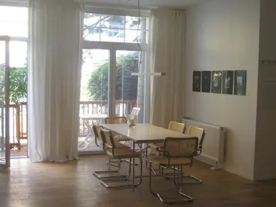 Ein Sitzbereich in der Unterkunft Ferienwohnung Lübeck Falkenwiese