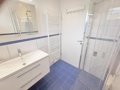 Ein Badezimmer in der Unterkunft Obj 87 Familiy Ferienhaus für 2-6 Personen 100 m zum Strand, Garten