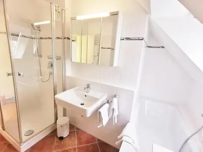 Ein Badezimmer in der Unterkunft Obj 87 Familiy Ferienhaus für 2-6 Personen 100 m zum Strand, Garten