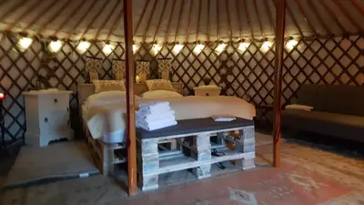 Ein Bett oder Betten in einem Zimmer der Unterkunft Mongolische Jurte auf Landhof inmitten der Natur bei Lübeck