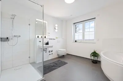 Ein Badezimmer in der Unterkunft Ferienwohnung Strandnest Rosenhagen bei Travemünde