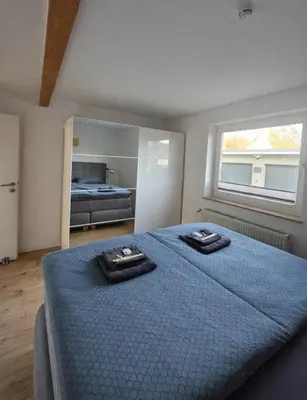 Ein Bett oder Betten in einem Zimmer der Unterkunft FeWo Safari - zwischen Holstentor & Ostsee
