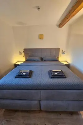 Ein Bett oder Betten in einem Zimmer der Unterkunft FeWo Safari - zwischen Holstentor & Ostsee