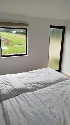 Ein Bett oder Betten in einem Zimmer der Unterkunft Mobil House auf Tierschutz Landhof inmitten der Natur bei Lübeck