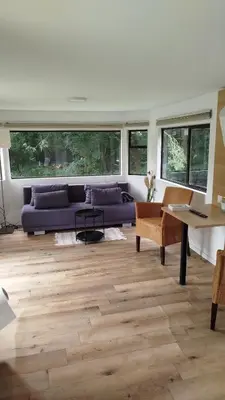Ein Sitzbereich in der Unterkunft Mobil House auf Tierschutz Landhof inmitten der Natur bei Lübeck