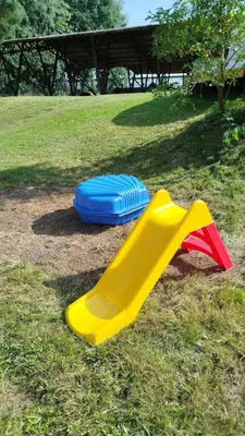 Ein Kinderspielbereich in der Unterkunft Mobil House auf Tierschutz Landhof inmitten der Natur bei Lübeck