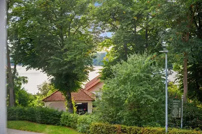 Ein Garten an der Unterkunft MAISUITES Sperling - Zentrale Ferienwohnung mit Boxspringbett, Kaffeevollautomat, WLAN & seitlichem Seeblick
