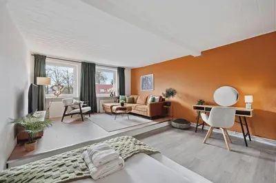 Ein Sitzbereich in der Unterkunft MAISUITES Sperling - Zentrale Ferienwohnung mit Boxspringbett, Kaffeevollautomat, WLAN & seitlichem Seeblick