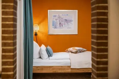 Ein Bett oder Betten in einem Zimmer der Unterkunft MAISUITES Sperling - Zentrale Ferienwohnung mit Boxspringbett, Kaffeevollautomat, WLAN & seitlichem Seeblick