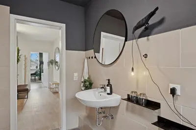 Ein Badezimmer in der Unterkunft MAISUITES Sperling - Zentrale Ferienwohnung mit Boxspringbett, Kaffeevollautomat, WLAN & seitlichem Seeblick