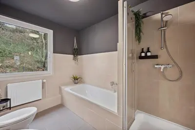 Ein Badezimmer in der Unterkunft MAISUITES Sperling - Zentrale Ferienwohnung mit Boxspringbett, Kaffeevollautomat, WLAN & seitlichem Seeblick