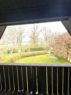 Ein Garten an der Unterkunft Reetdachhaus am See