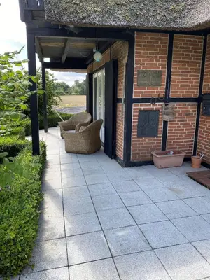 Ein Garten an der Unterkunft Reetdachhaus am See