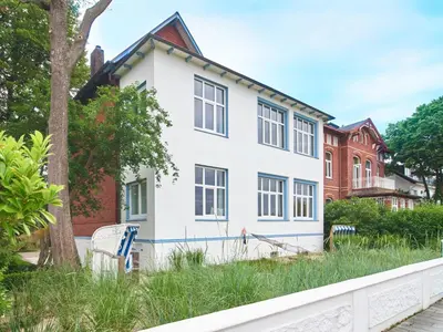 Ein Garten an der Unterkunft Villa Dünenblick Doppelzimmer Leuchtturm