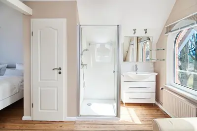 Ein Bett oder Betten in einem Zimmer der Unterkunft Villa Dünenblick Doppelzimmer Leuchtturm