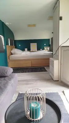 Ein Bett oder Betten in einem Zimmer der Unterkunft Wohnwagen auf Tierschutz Landhof inmitten der Natur