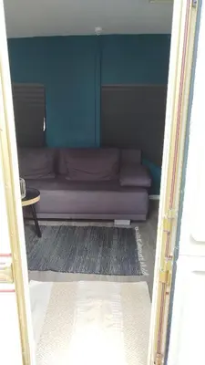 Ein Sitzbereich in der Unterkunft Wohnwagen auf Tierschutz Landhof inmitten der Natur