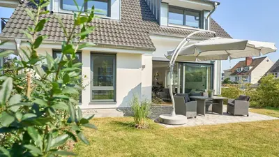 Ein Garten an der Unterkunft Haus Meerzeit, Wohnung Düne, 250 m vom Strand, Hunde willkommen